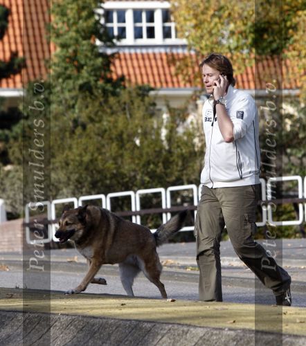 Amsterdam 14 oktober 2008
Gijs Staverman met gsm en hond op straat in amsterdam
Peter Smulders bv
