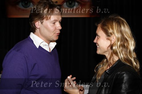 Amsterdam 16 oktober 2008
Veiling van foto\'s door diversen Bn ers gemaakt die geveild worden voor micro krediet in hotel arena. Gijs Staverman met Sophie Hillbrand
Peter Smulders bv