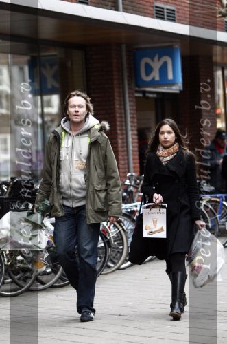 Amsterdam 24 december 2008
Gijs Staverman en zijn nieuwe vriendin doen kerstinkopen in amsterdam. Zij heeft een tas met daarop de tekst i love dj\'s.
Peter Smulders bv
