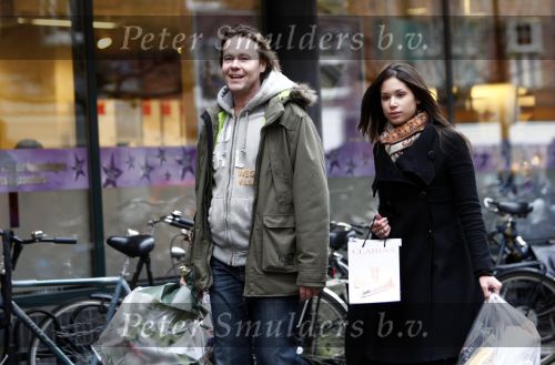Amsterdam 24 december 2008
Gijs Staverman en zijn nieuwe vriendin doen kerstinkopen in amsterdam. Zij heeft een tas met daarop de tekst i love dj\'s.
Peter Smulders bv