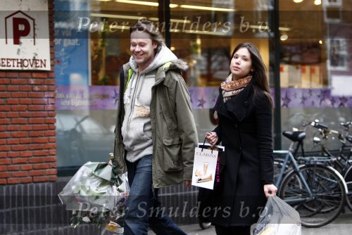 Amsterdam 24 december 2008
Gijs Staverman en zijn nieuwe vriendin doen kerstinkopen in amsterdam. Zij heeft een tas met daarop de tekst i love dj\'s.
Peter Smulders bv