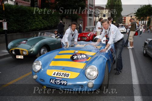 Brescia 15 mei 2008
Start van de Mille Miglia in Brescia. State of art rijdt met 2 porsches mee. 
Gijs v Lennep en Jan Lammers
