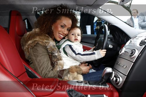 Breukelen 5 april 2008
Glennis Grace en haar vriend Moos en zoontje Antony krijgen hun nieuwe mercedes bij neijenrode.
Peter Smulders b v