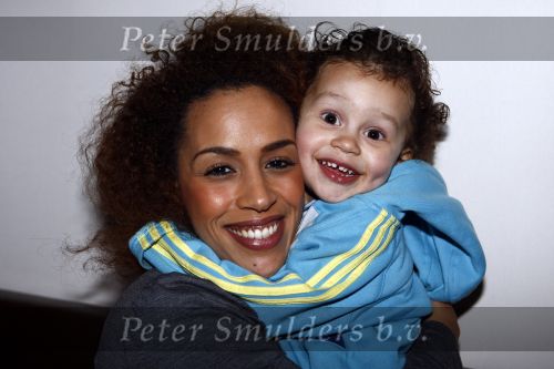 Amsterdam 27 november 2008
Glennis Grace met haar zoontje Antony.
Peter Smulders bv