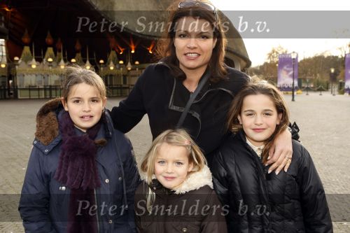 Kaatsheuvel 24 november 2007
Premiere Assepoester in de efteling. Goedele Liekens met kinderen