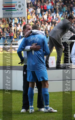 Ferd van Odenhoven
Arnhem, 20 April 2008 Kompetitiewedstrijd Vitesse-PSV, eindstand 0-1 Seizoen 2007/2008
PSV Landskampioen
Doelman Heurelho gomes samen met fysiotherapeut Ferd v Odenhoven