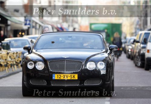 Amsterdam 14 december 2007
Gordon met zijn nieuwe vriend en nieuwe Bentley cabrio op de pc hooftstraat.
Peter Smulders bv