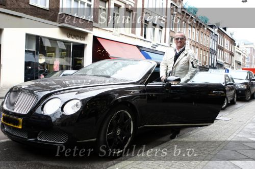 Amsterdam 29 maart 2008
Gordon met zijn bentley cabrio op de pc hooftstraat.
Peter Smulders bv