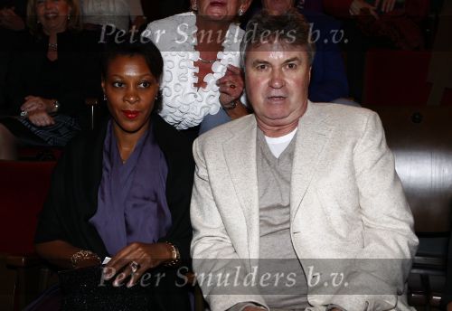 Amsterdam 27 oktober 2008
Gus Hiddink met zijn vriendinJ bij het 25 jarig artiestenbestaan van Karin Bloemen in Carre.
Peter Smulders bv