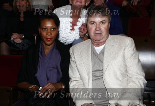 Amsterdam 27 oktober 2008
Gus Hiddink met zijn vriendinJ bij het 25 jarig artiestenbestaan van Karin Bloemen in Carre.
Peter Smulders bv