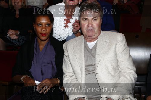 Amsterdam 27 oktober 2008
Gus Hiddink met zijn vriendinJ bij het 25 jarig artiestenbestaan van Karin Bloemen in Carre.
Peter Smulders bv