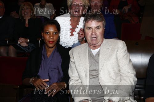 Amsterdam 27 oktober 2008
Gus Hiddink met zijn vriendinJ bij het 25 jarig artiestenbestaan van Karin Bloemen in Carre.
Peter Smulders bv