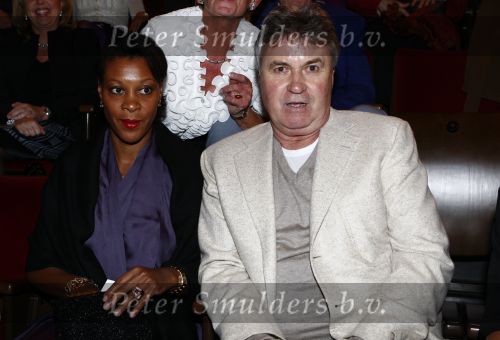 Amsterdam 27 oktober 2008
Gus Hiddink met zijn vriendinJ bij het 25 jarig artiestenbestaan van Karin Bloemen in Carre.
Peter Smulders bv