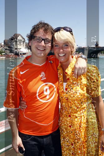 Basel 21 juni 2008
Nederland speelt in de kawrt finale op de ek tegen Rusland. In Basel lopen 150000 supporters van Nederland en maken er een feestje van. Guus Meeuwis met zijn vrouw Valerie