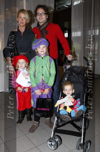 Rotterdam 25 november 2007
Premiere Feest van sinterklaas in ahoy. Guus Meeuwis met zijn vrouw Valerie en drie kinderen