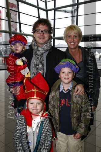Rotterdam 30 november 2008
Het feest van Sinterklaas in ahoy .Guus Meeuwis met vrouw Valerie e zijn kinderen
Peter Smulders bv