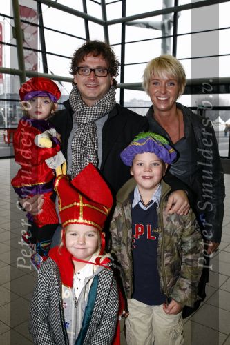 Rotterdam 30 november 2008
Het feest van Sinterklaas in ahoy .Guus Meeuwis met vrouw Valerie e zijn kinderen
Peter Smulders bv