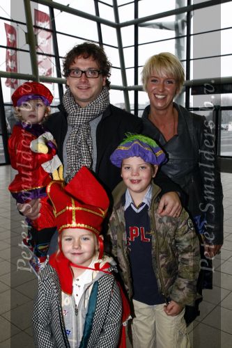 Rotterdam 30 november 2008
Het feest van Sinterklaas in ahoy .Guus Meeuwis met vrouw Valerie e zijn kinderen
Peter Smulders bv