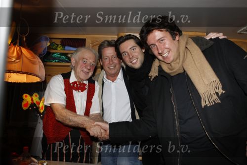 Den Haag, 19 December 2008
Premiere Russisch Staatscircus 2008
Hans Kazan samen met zijn 2 zonen op bezoek in de caravan van de wereldberoemde clown Popov
Foto Peter Smulders BV