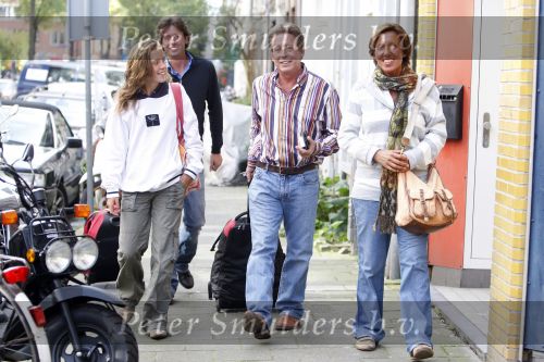 Hans Kazan met vrouw Wendy en kinderen in Amsterdam na thuiskomst van \