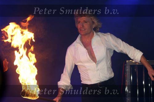 Amsterdam 11 december 2008
Openings en VIP avond van de Miljonairsfair in de Rai. Hans Klok tijdens optreden
Peter Smulders bv