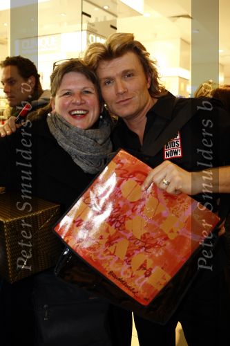 Amsterdam 29 november 2008
Diverse Bekenede Nederlanders BN ers verkopen bij de bijenkorf plastic draagtassen voor het aidsfonds. Hans Klok
Peter Smulders bv