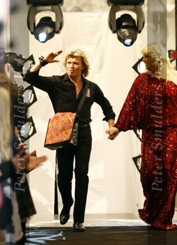 Amsterdam 29 november 2008
Diverse Bekenede Nederlanders BN ers verkopen bij de bijenkorf plastic draagtassen voor het aidsfonds. Mayday met Hans Klok
Peter Smulders bv