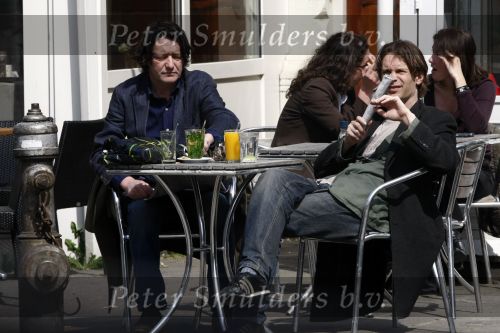 Amsterdam 22 april 2008 
Hans Teeuwen op terras samen met Pierre Bokma.
Peter Smulders bv