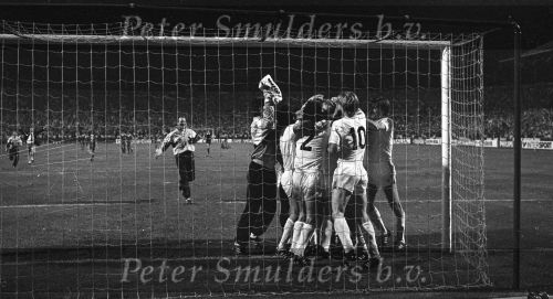 Stuttgart, 25 Mei 1988 PSV-Benfica, eindstand 0-0 Finale EC I ( voorloper van de Champions League ) en winnaar door strafschoppen na verlenging.
Hans v Breukelen heeft de belangrijkste penalty in zijn carriere gestopt en wordt belaagd door zijn ploeggenoten
Foto Peter Smulders BV