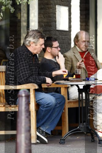 Amsterdam 13 oktober 2008
Hans v d Togt met  drankje chips en sigaret op terrasje.
Peter Smulders bv