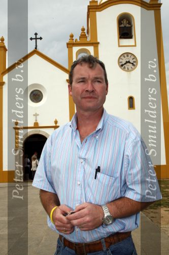 Praia da luz 3 mei 2008
Vandaag was het precies 1 jaar geleden dat Madeleine Mc Cann verdwenen is.  Ze sliepen toen in hotel ocean Club. Op deze dag was er een herdenkingsdiens in de kerk van het dorp. Familie, Michael Wright Sandy Cameron   waren aanwezig. Er waren veel cameraploegen en fotograven aanwezig.
Peter Smulders bv