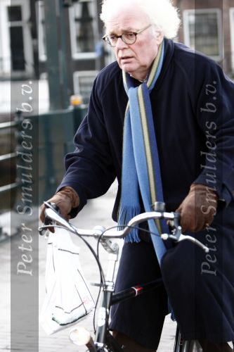 Amsterdam 10 december 2008
Henk Spaan op de fiets in amsterdam . Hij verbergt zich achter zijn hand.
Peter Smulders bv