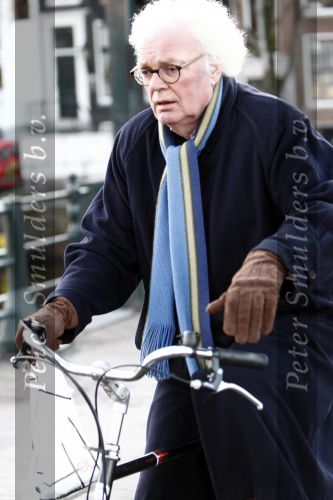 Amsterdam 10 december 2008
Henk Spaan op de fiets in amsterdam . Hij verbergt zich achter zijn hand.
Peter Smulders bv