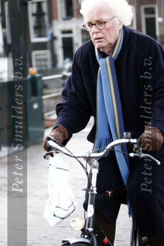 Amsterdam 10 december 2008
Henk Spaan op de fiets in amsterdam . Hij verbergt zich achter zijn hand.
Peter Smulders bv
