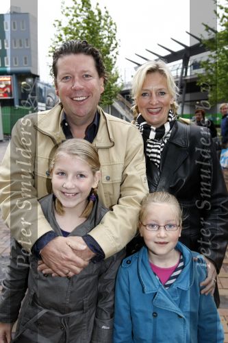 Amsterdam 5 oktober 2008
Premiere Sinterklaas en het geheim van het grote boek in pathe arena. henkjan Smits met vrouw en dochters
Peter Smulders bv
