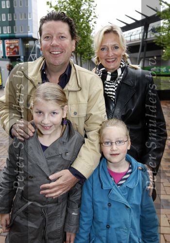 Amsterdam 5 oktober 2008
Premiere Sinterklaas en het geheim van het grote boek in pathe arena. henkjan Smits met vrouw en dochters
Peter Smulders bv