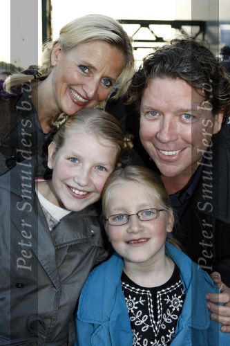 Amsterdam 6 oktober 2008
Premiere film huis Anubis in de theaterfabriek. henk jan Smits met vrouw en kinderen
Peter Smulders bv