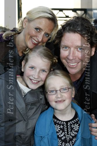 Amsterdam 6 oktober 2008
Premiere film huis Anubis in de theaterfabriek. henk jan Smits met vrouw en kinderen
Peter Smulders bv
