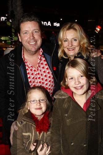 Amsterdam 9 december 2008
Premiere High school musical 3 in pathe arena. Henkjan Smits met vrouw en dochters
Peter Smulders bv