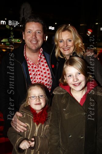 Amsterdam 9 december 2008
Premiere High school musical 3 in pathe arena. Henkjan Smits met vrouw en dochters
Peter Smulders bv