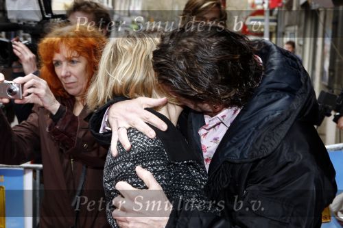 Amsterdam 12 april 2008
Henkjan Smits kussend!!!! met een andere vrouw dan zijn eigen vrouw bij de premiere van Morrison krijgt een zusje.