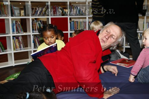 Amsterdam 11 november 2008
Herman v Veen bij presentatie van sinterklaas boek in de bibliotheek in Amsterdam.
Peter Smulders bv