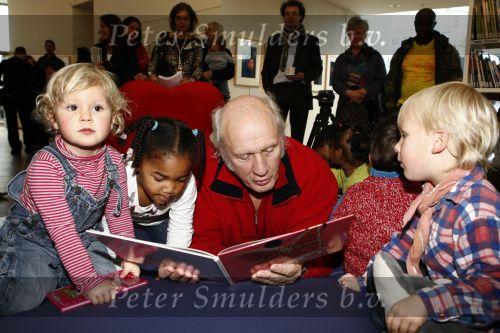 Amsterdam 11 november 2008
Herman v Veen bij presentatie van sinterklaas boek in de bibliotheek in Amsterdam.
Peter Smulders bv