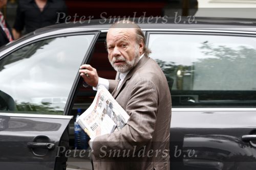 Amsterdam 24 juni 2008
Hugo Camps stapt uit zijn auto.