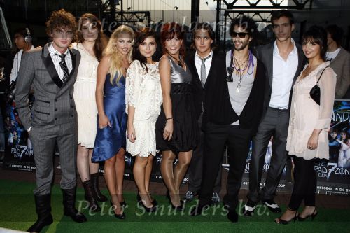 Amsterdam 6 oktober 2008
Premiere film huis Anubis in de theaterfabriek. cast met Marieke Westenend Vincent Banic Iris Hesseling Lucien v Geffen Loek Beernink Gamze Tazim Achmed Akkabi Egbert Jan Weeber en Maryam Hassouni. Vreneli V Helbergen en Sven de Wijn
Peter Smulders bv
