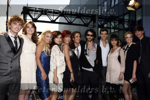 Amsterdam 6 oktober 2008
Premiere film huis Anubis in de theaterfabriek. cast met Marieke Westenend Vincent Banic Iris Hesseling Lucien v Geffen Loek Beernink Gamze Tazim Achmed Akkabi Egbert Jan Weeber en Maryam Hassouni. Vreneli V Helbergen en Sven de Wijn
Peter Smulders bv