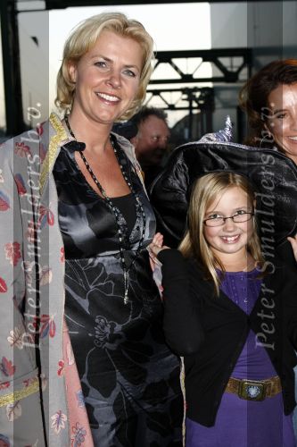Amsterdam 6 oktober 2008
Premiere film huis Anubis in de theaterfabriek. Irene Moors met dochter en vriendin
Peter Smulders bv