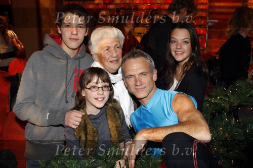 Amsterdam 17 december 2007
Jaap Jongbloed met moeder en kinderen bij tros kerstcircus. Jaap doet trapese act.
Peter Smulders bv
