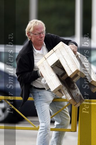 Amsterdam/aalsmeer 4 oktober 2008
Jack Spijkerman doet boodschappen bij tuincentrum.
Peter Smulders bv