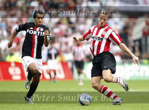 Eindhoven, 23 September 2007 Seizoen 2007/2008 Kompetitewedstrijd PSV-Feyenoord, eindstand 4-0
Giovanniv Bronckhorst in duel met Jan Kromkamp